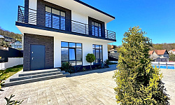 Дом с бассейном и видом на море