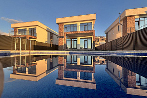 Дом с бассейном и красивым видом