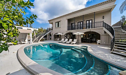 Вилла в классическом стиле с дизайнерским рем...