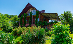 Загородный дом, утопающий в зелени