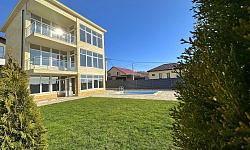 Новый коттедж с бассейном