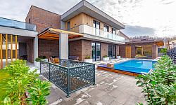 Дом с бассейном