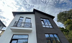 Шикарный дом в окружении зелени