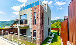 Дом с бассейном