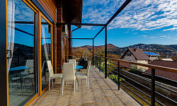 Уютный дом с видом на море и горы