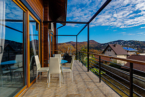 Уютный дом с видом на море и горы