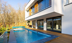 Элитный коттедж с бассейном 