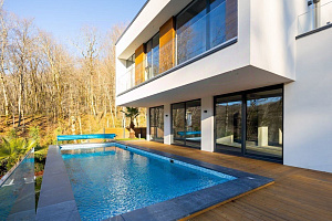 Элитный коттедж с бассейном 