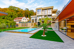 Большая Вилла в зеленом сердце города с билья...