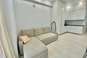 Современная светлая квартира в дизайнерском с...