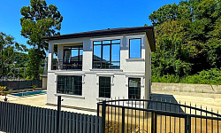 Дом с бассейном