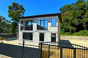 Дом с бассейном