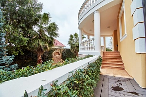 Дом с бассейном у моря 