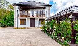 Роскошный дом в классическом стиле с видами н...