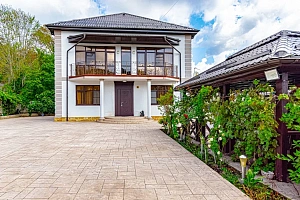 Роскошный дом в классическом стиле с видами н...