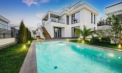 Дом с басейном 330 м2