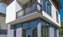 Дом с террасой на крыше и панорамным видом