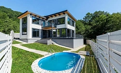 Коттедж с бассейном 