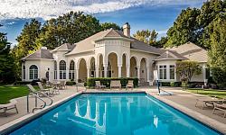 Вилла в классическом стиле с собственным вино...