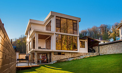 Дом в горах с бассейном.