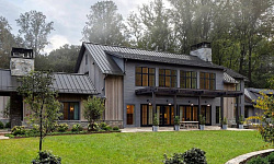 Уютный домик в снежных горах 