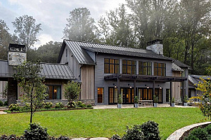 Уютный домик в снежных горах 