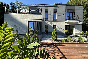 Дом окруженный зеленью