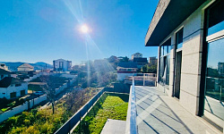 ПРОСТОРНЫЙ ДОМ В ОКРУЖЕНИИ ГОР И ВИДОМ НА МОР...