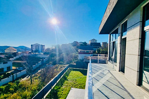 ПРОСТОРНЫЙ ДОМ В ОКРУЖЕНИИ ГОР И ВИДОМ НА МОР...