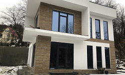 Дом возле реки