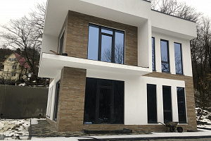 Дом возле реки