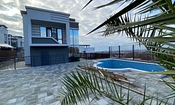 Коттедж с бассейном 