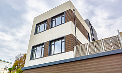 Загородный дом в окружении зелени и прямым ви...