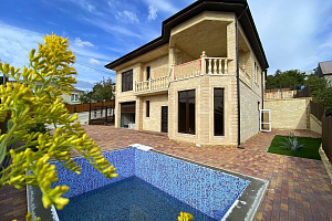 Дом с бассейном