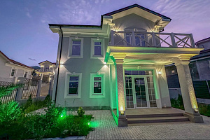 Дом в классическом стиле в коттеджном посёлке...