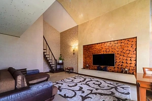 Стильная двухуровневая квартира с дизайнерски...