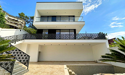 Новый стильный коттедж