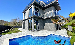 Дом с бассейном и красивым видом