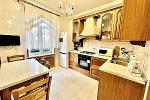 Продаю квартиру в доме Сталинской постройки!