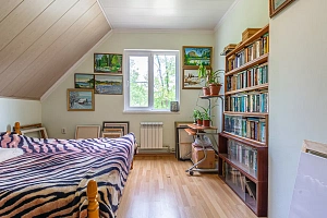 Уютный дом в зеленой роще