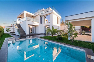 Вилла с бассейном и панорамными видами