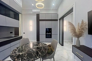 Квартира с новым дизайнерским ремонтом в само...