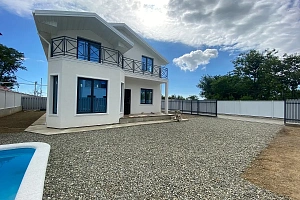 Дом с бассейном