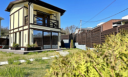 Дом у школы