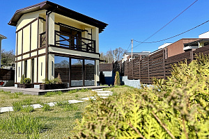 Дом у школы