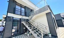 дом в окружении гор