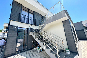 дом в окружении гор