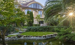 Продается уютный, просторный дом в центре г. ...