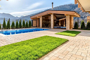 Вилла в стиле шале в окружении снежных гор 