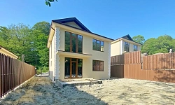 Коттеджный поселок граничащий с лесом